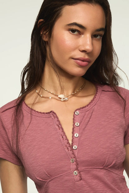 [167405-660] WOMENS LUCKY BRAND CROCHET TRIM SHORT SLEEVE HENLEY - LILAS