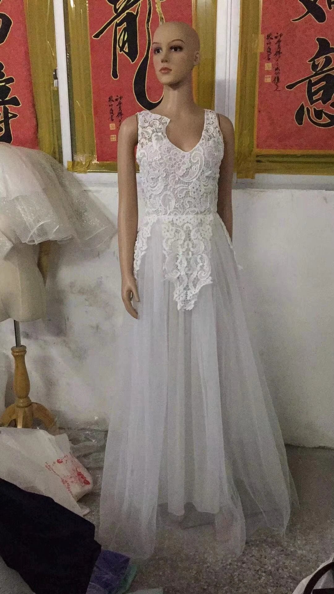 Sleeveless Floral Lace Wedding Dress - Romantic Bridal Gown with Flower Appliqués