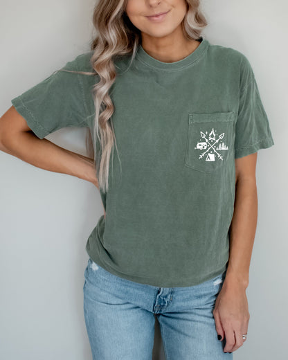 Camping & Hiking Mountain Comfort Colors Pocket T-Shirt – Nature Vacation Summer Outdoor Graphic Tee