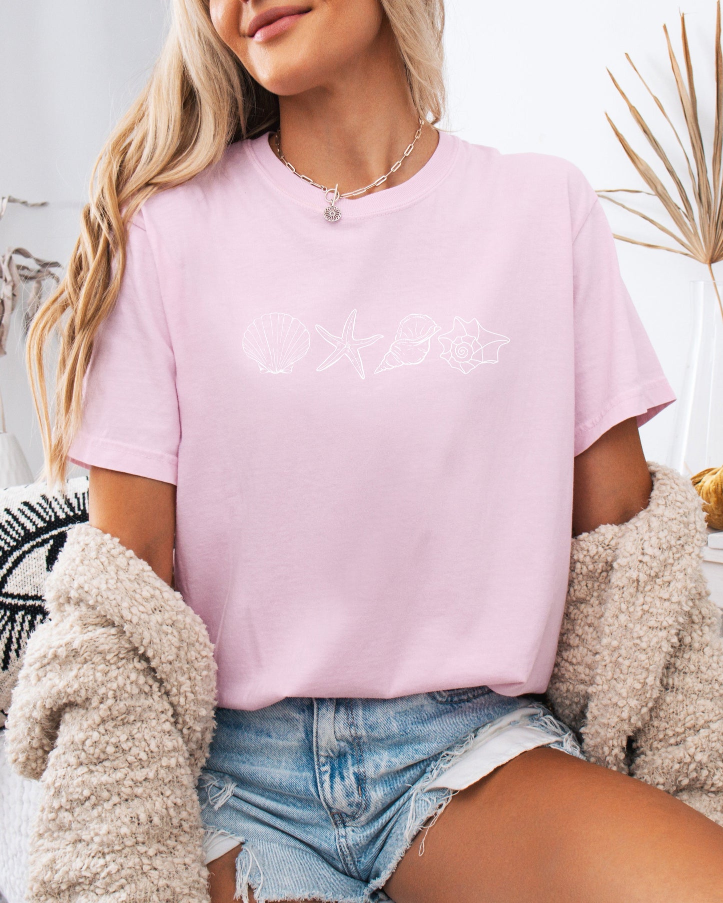 Seashell & Starfish Beach Comfort Colors T-Shirt – Summer Vacation Nature Camping & Hiking Graphic Tee