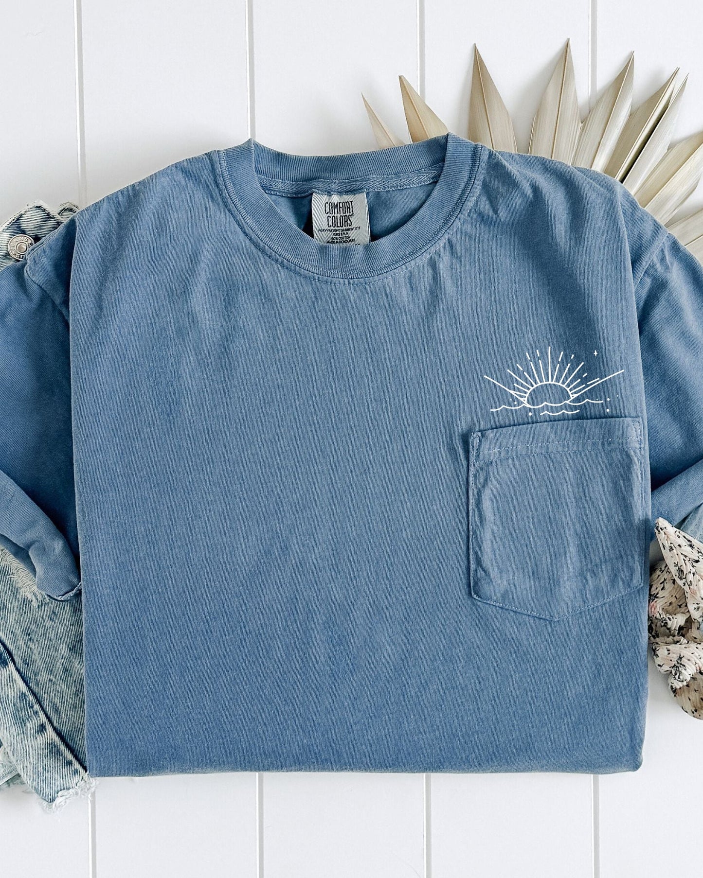 Sun & Wave Lake Beach Comfort Colors Pocket T-Shirt – Nature Camping Outdoor Graphic Tee