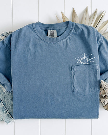Sun & Wave Lake Beach Comfort Colors Pocket T-Shirt – Nature Camping Outdoor Graphic Tee