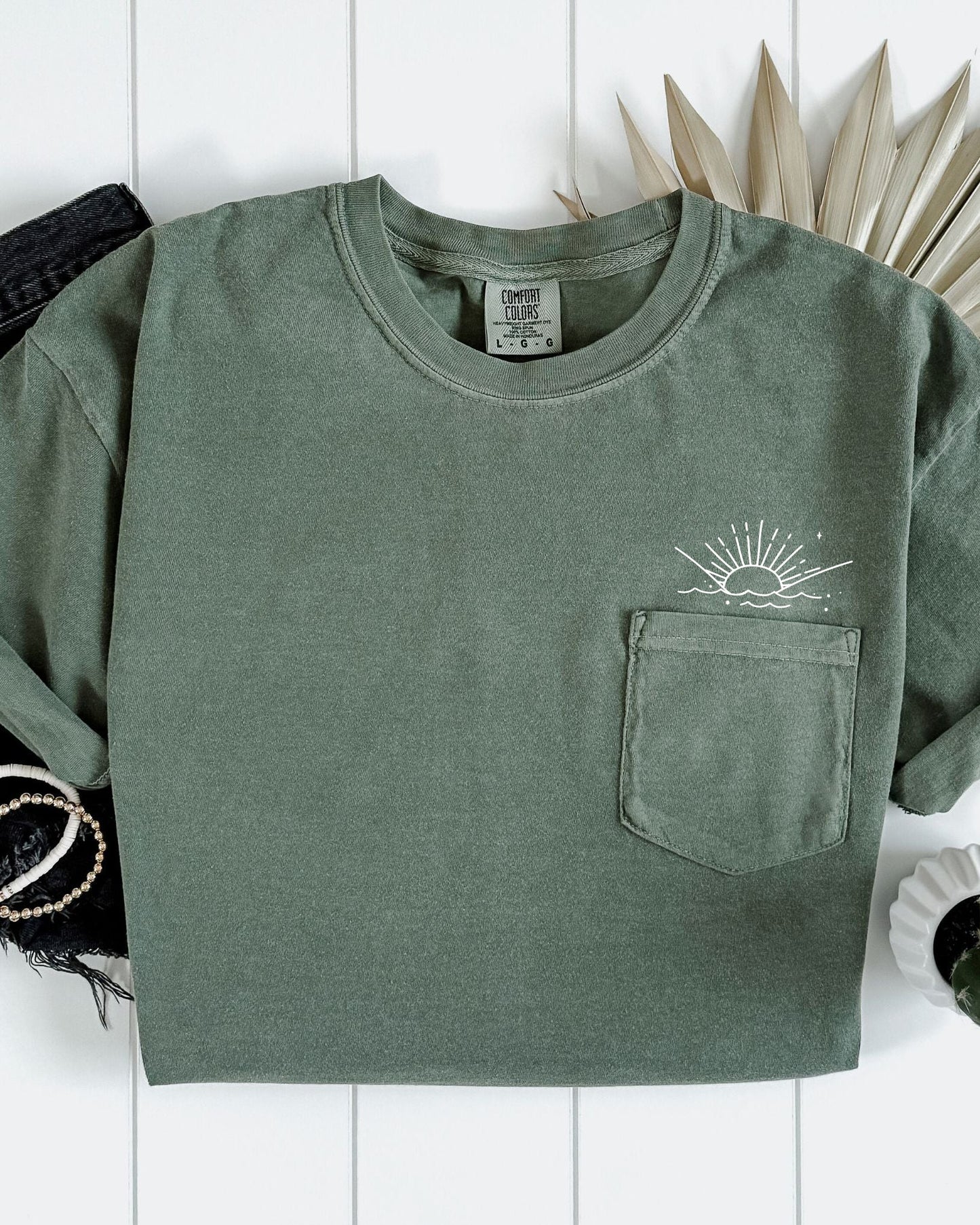 Sun & Wave Lake Beach Comfort Colors Pocket T-Shirt – Nature Camping Outdoor Graphic Tee