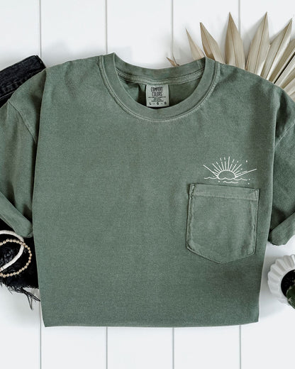 Sun & Wave Lake Beach Comfort Colors Pocket T-Shirt – Nature Camping Outdoor Graphic Tee