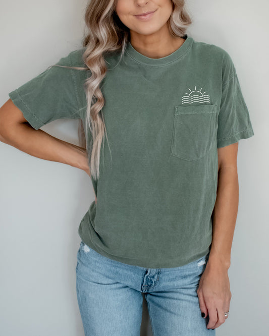 Sun & Wave Lake Beach Comfort Colors Pocket T-Shirt – Nature Camping Plant Graphic Tee